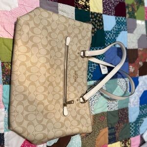 Brand New with tags. Zip Top Tote Bag In Signature Canvas - Gold/Light Khaki